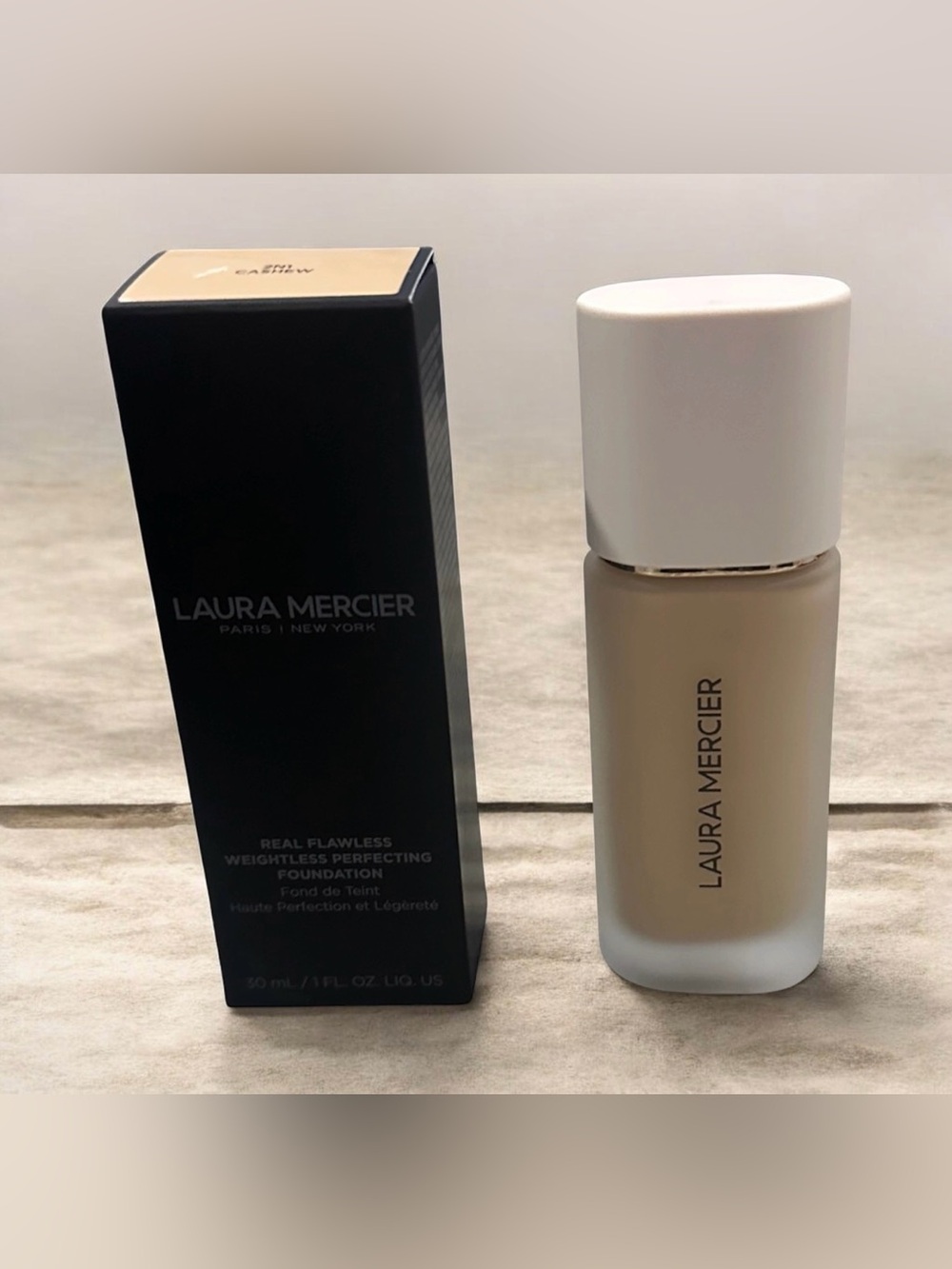 Laura Mercier Real Flawless Weightless foundation shade: 2N1 cashew fair to med